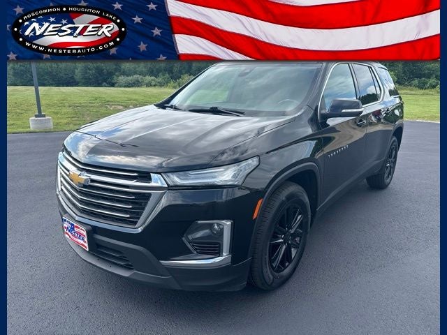 2022 Chevrolet Traverse LT Cloth in Black — front three-quarter view